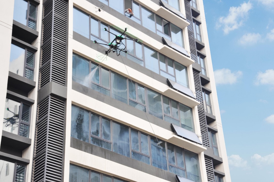 Drone limpiando un edificio de gran altura